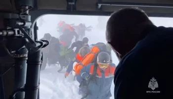 Спасатели эвакуировали туристов, попавших под лавину на Камчатке