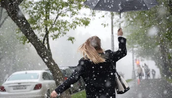 Синоптики сообщили об облачной погоде со снегом в Москве 8 апреля