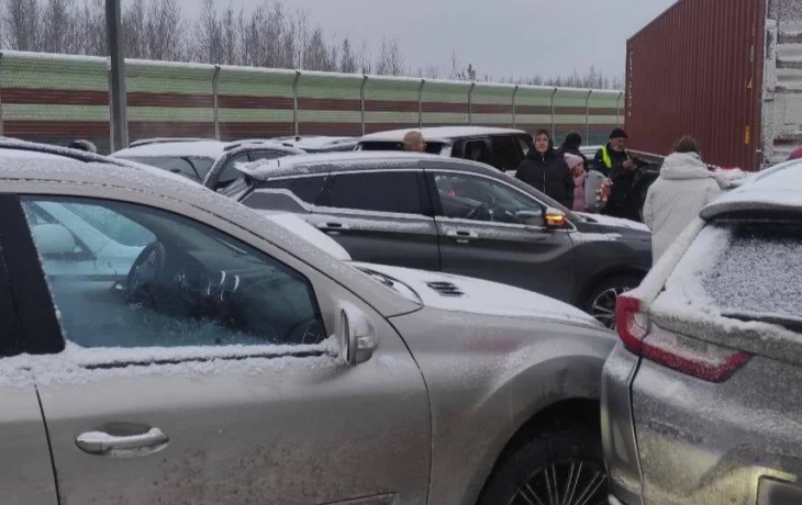 Движение в сторону Москвы перекрыто из-за массового ДТП на трассе М-11 «Нева»