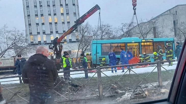 В МВД назвали предварительную причину ДТП с автобусом в Санкт-Петербурге