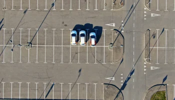 Москвичам напомнили, как можно припарковать автомобиль за 33 рубля в день