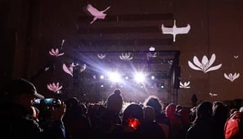 У стен "Крокус Сити Холла" зажгли фигуры журавлей в память о жертвах теракта