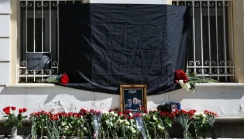 Москвичи несут цветы к посольству Ирана в память о погибшем президенте Раиси