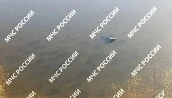 Lada сорвалась с обрыва и упала в реку в Татарстане, двое человек утонули