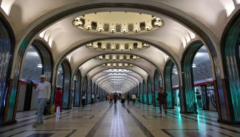 Первые летние свадьбы прошли на станции метро &laquo;Маяковская&raquo; в Москве