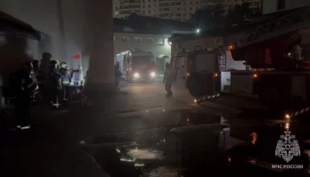 Кровля административного здания загорелась в Москве