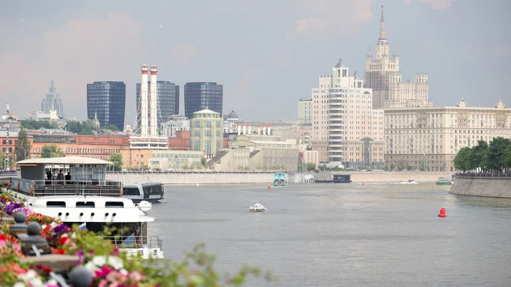 Shot: Мужчина упал с моста Богдана Хмельницкого в центре Москвы Shot: Мужчина упал с моста Богдана Хмельницкого в центре Москвы