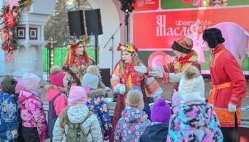 Мастер-классы, фольклор и блины: как отмечают &laquo;Московскую Масленицу&raquo; на окружных площадках