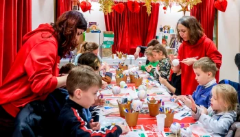 Панно с капибарой и медуза на елочке: Москвариум проводит мастер-классы на Манежной площади в рамках