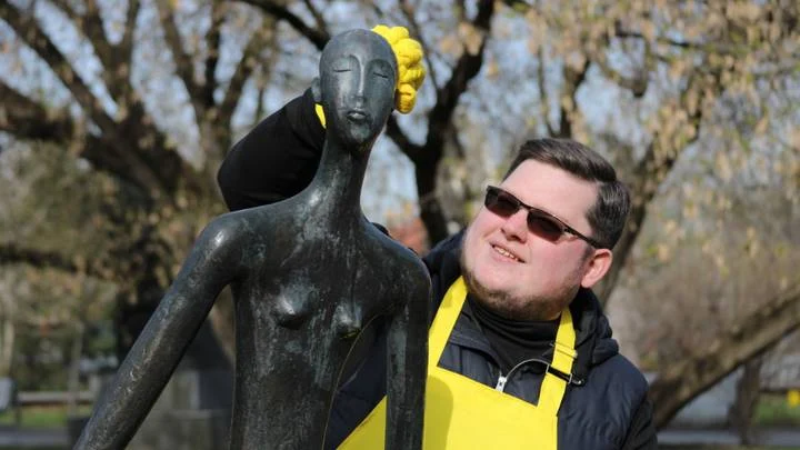 Москвич Дмитрий Газов моет скульптуру в парке Музеон