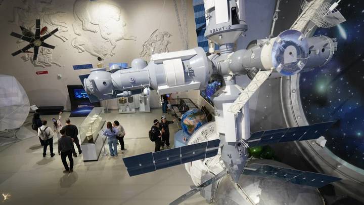 Музей космонавтики показал редкие экспонаты из закрытого фонда