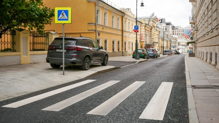 Специалисты обновили асфальт в Калашном переулке в Москве Специалисты обновили асфальт в Калашном переулке в Москве