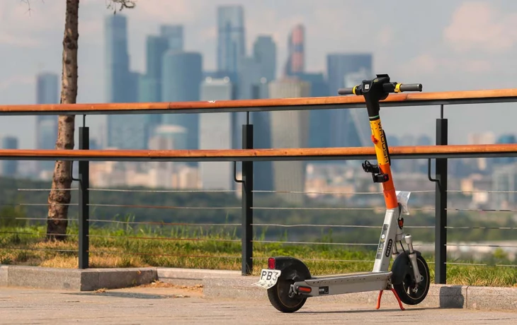 Самокатчик получил штраф и лишился аккаунта за езду по МКАД Самокатчик получил штраф и лишился аккаунта за езду по МКАД