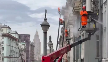 Специалисты промывают фасады домов на Тверской и 1-ой Тверской-Ямской улицах Специалисты промывают фасады домов на Тверской и 1-ой Тверской-Ямской улицах