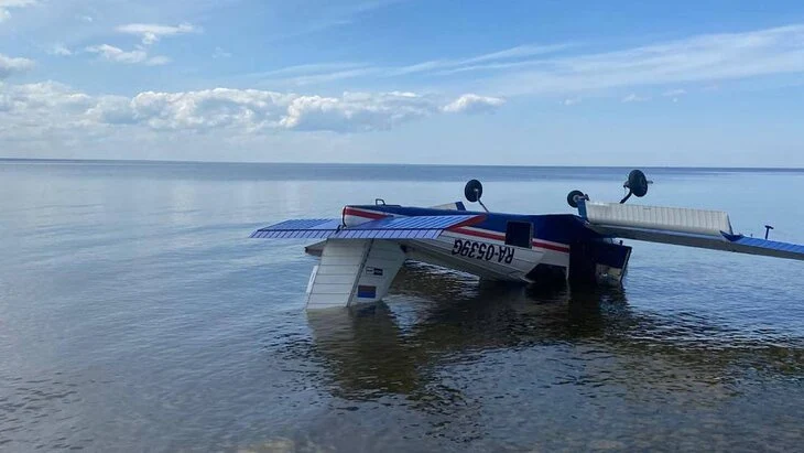 Легкомоторный самолет совершил аварийную посадку в Кронштадте Легкомоторный самолет совершил аварийную посадку в Кронштадте