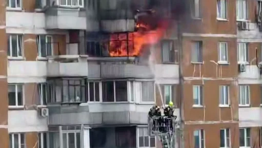 Балкон многоэтажки вспыхнул на Никулинской улице на юго-западе Москвы Балкон многоэтажки вспыхнул на Никулинской улице на юго-западе Москвы