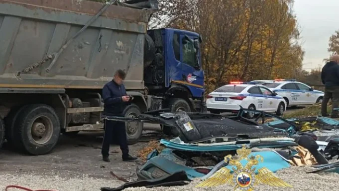 Самосвал с щебнем опрокинулся на легковушку в Домодедове, погибли два человека Самосвал с щебнем опрокинулся на легковушку в Домодедове, погибли два человека