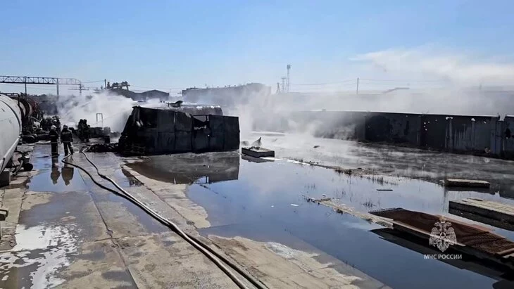 Пожар на складе с нефтепродуктами в Омске ликвидировали