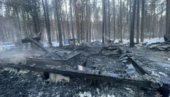 Три человека погибли при пожаре на базе отдыха в Хакасии Три человека погибли при пожаре на базе отдыха в Хакасии