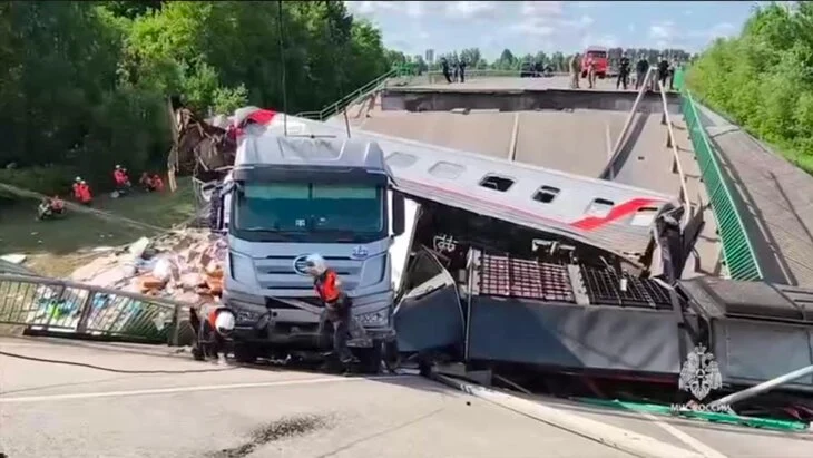 Число пострадавших при обрушении моста на поезд под Брянском выросло до 71 Число пострадавших при обрушении моста на поезд под Брянском выросло до 71