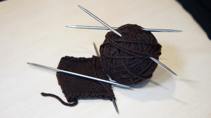 Москвичи вяжут теплую одежду и плетут маскировочные сети для бойцов СВО Москвичи вяжут теплую одежду и плетут маскировочные сети для бойцов СВО