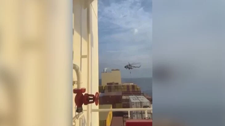 "Известия": россиянин с захваченного Ираном судна связался с женой "Известия": россиянин с захваченного Ираном судна связался с женой