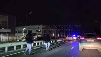 Водитель Mercedes насмерть сбил мужчину на Афанасовском шоссе на севере Москвы
