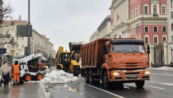 Городские службы ликвидируют последствия снегопада в Москве