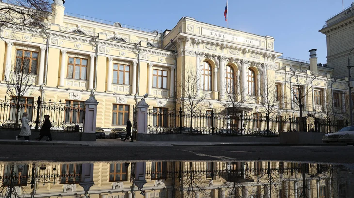 ЦБ поднял курс доллара выше 82 рублей впервые за 4,5 месяца ЦБ поднял курс доллара выше 82 рублей впервые за 4,5 месяца