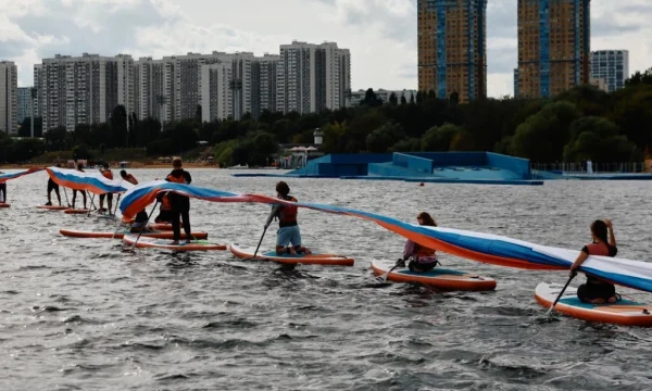 600-метровый триколор развернули над Москвой-рекой в районе Строгино 600-метровый триколор развернули над Москвой-рекой в районе Строгино