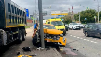 Пассажирка такси пострадала в аварии с участием грузовика на юго-востоке Москвы