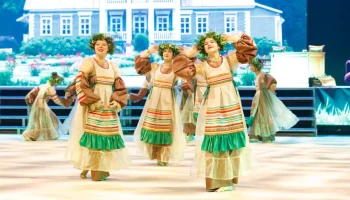 Жостовская роспись и башкирские танцы: как юные москвичи изучают традиции народов России