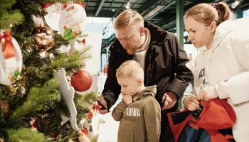 Сладости и теплые вещи: столичные НКО собирают подарки для детей и бойцов СВО