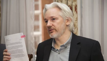 Отец основателя WikiLeaks Ассанжа приехал в Москву