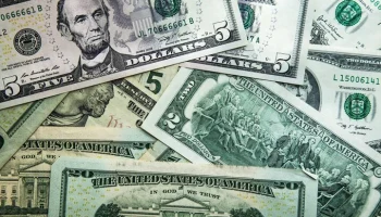 Минэкономразвития заявило, что РФ продолжит использовать альтернативы доллару