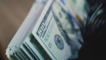 Доллар упал до минимума за три года