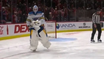 Появились кадры, как вратарь &laquo;Сент-Луиса&raquo; пытается украсть юбилейную шайбу Овечкина