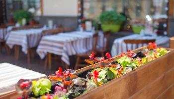 Рестораторы поддержали новый порядок установки летних веранд в Москве