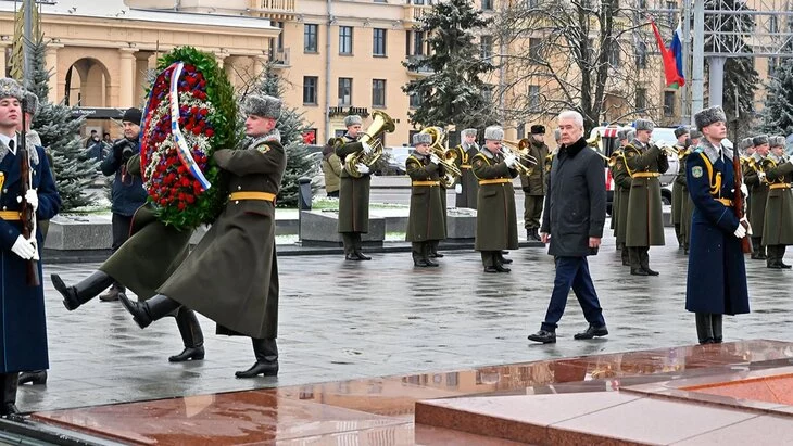 Собянин возложил венок к монументу Победы в Минске