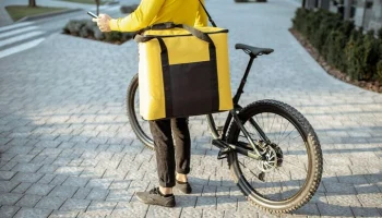 SHOT: в Москве начали воровать оставленные у дверей заказы