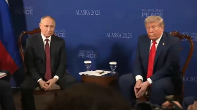 Появились первые кадры с переговоров Путина и Трампа в формате «три на три» Появились первые кадры с переговоров Путина и Трампа в формате «три на три»