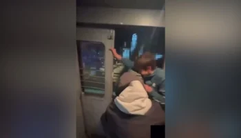 Штраф выписали родителям подростков, выбросивших самокат из поезда на МЦД-4