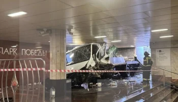 На станции метро &laquo;Парк победы&raquo; грузовая &laquo;Газель&raquo; влетела в подземный переход