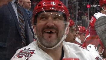 Овечкину разбили лицо в кровь во время матча НХЛ