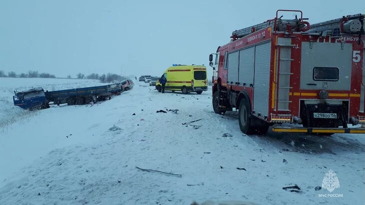 Пять человек погибли в массовом ДТП в Оренбургской области Пять человек погибли в массовом ДТП в Оренбургской области