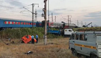 РИА Новости: врезавшийся в поезд под Волгоградом водитель остается в тяжелом состоянии