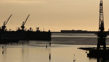 Плавучий кран перевернулся в бухте Севастополя