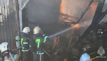 Одноэтажный склад загорелся в Крыму