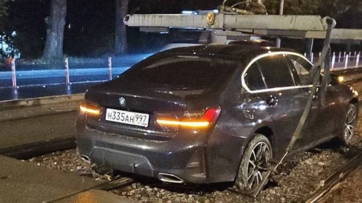 Московское метро подаст в суд на водителя, застрявшего на трамвайных путях Московское метро подаст в суд на водителя, застрявшего на трамвайных путях