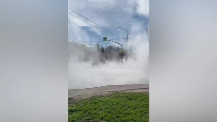 На западе Москвы ограничено движение из-за прорыва трубы водоснабжения
